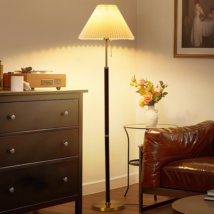 Golvlampa “Luna” – Plisserad Skärm i Skandinavisk Design