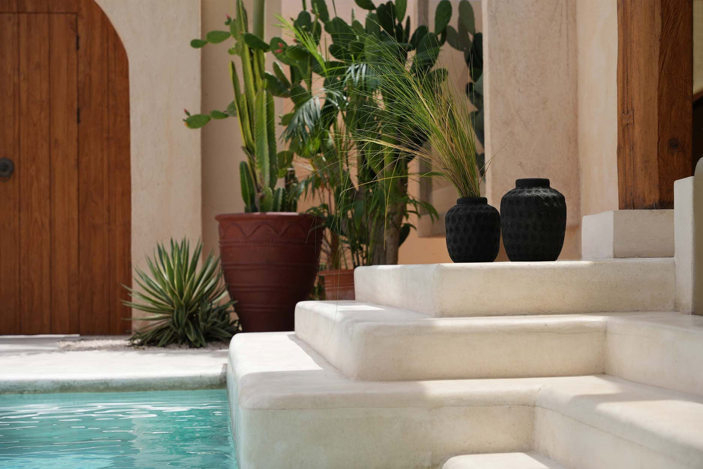 Elegant Svart Terrakottavas – Tidlös Design för Hem & Dekor - CasaCle