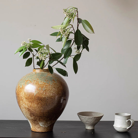 Rustik Vas i Glasyrbehandlad Keramik – Handgjord i Naturliga Jordtoner