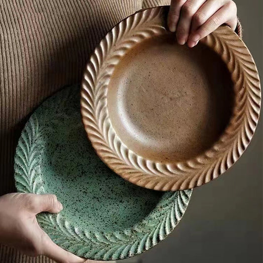 Tallrik i handgjort stengods – naturinspirerad design