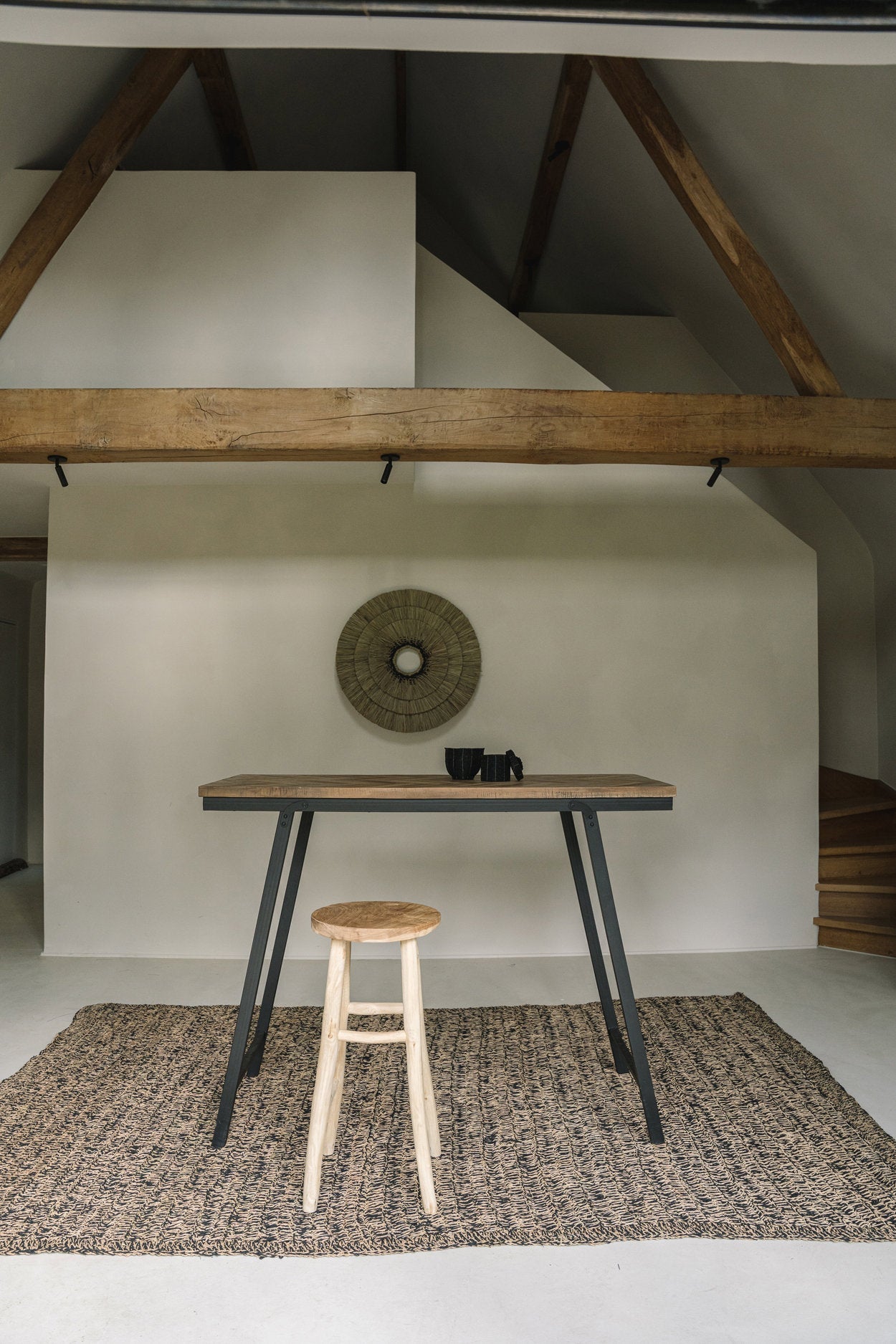 KEDARO barstol i solid teak för stilig inomhus- och utomhusmiljö - CasaCle