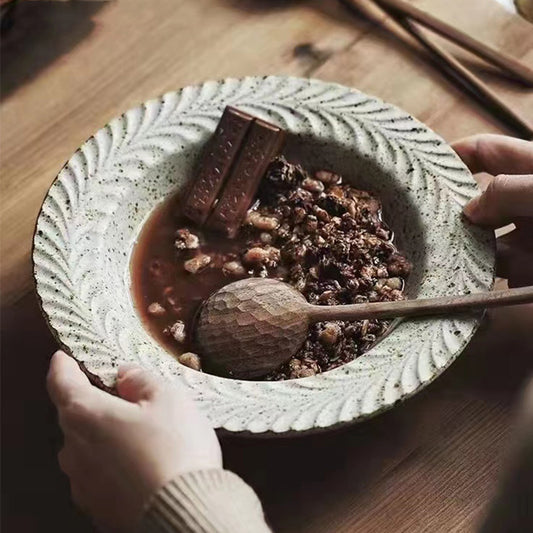 Tallrik i handgjort stengods – naturinspirerad design