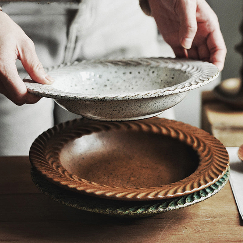 Tallrik i handgjort stengods – naturinspirerad design